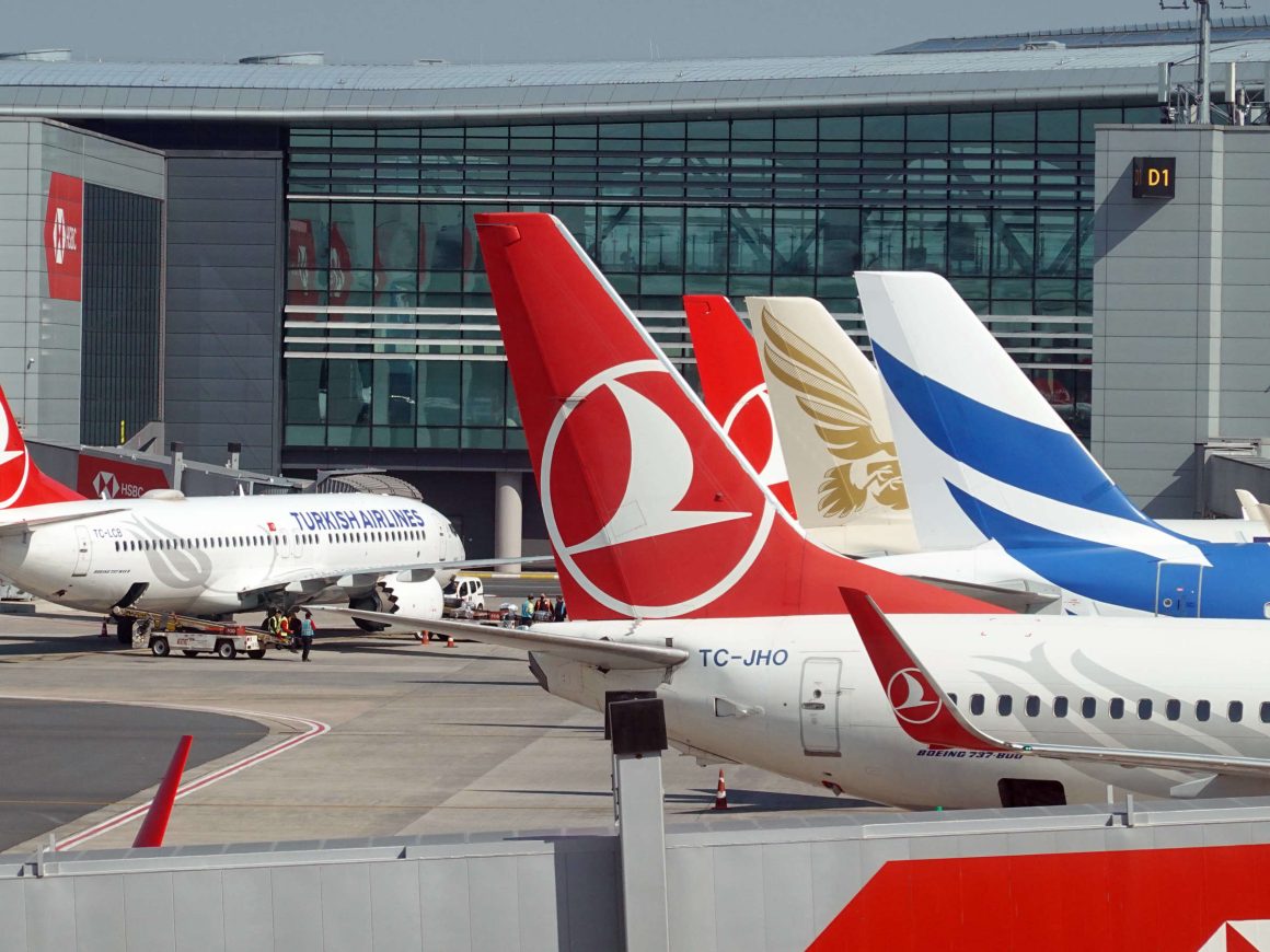 29029354-flugzeuge-der-turkish-airlines-am-flughafen-in-istanbul-2rUmiZh5bce9