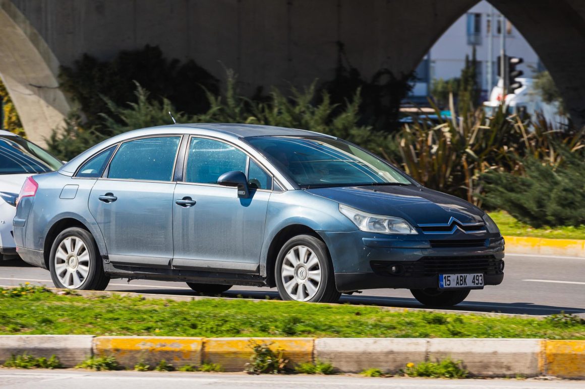 8420087-antalya-turkei-04-marz-2022-silver-citroen-c4-fahrt-auf-der-strasse-kostenlos-foto