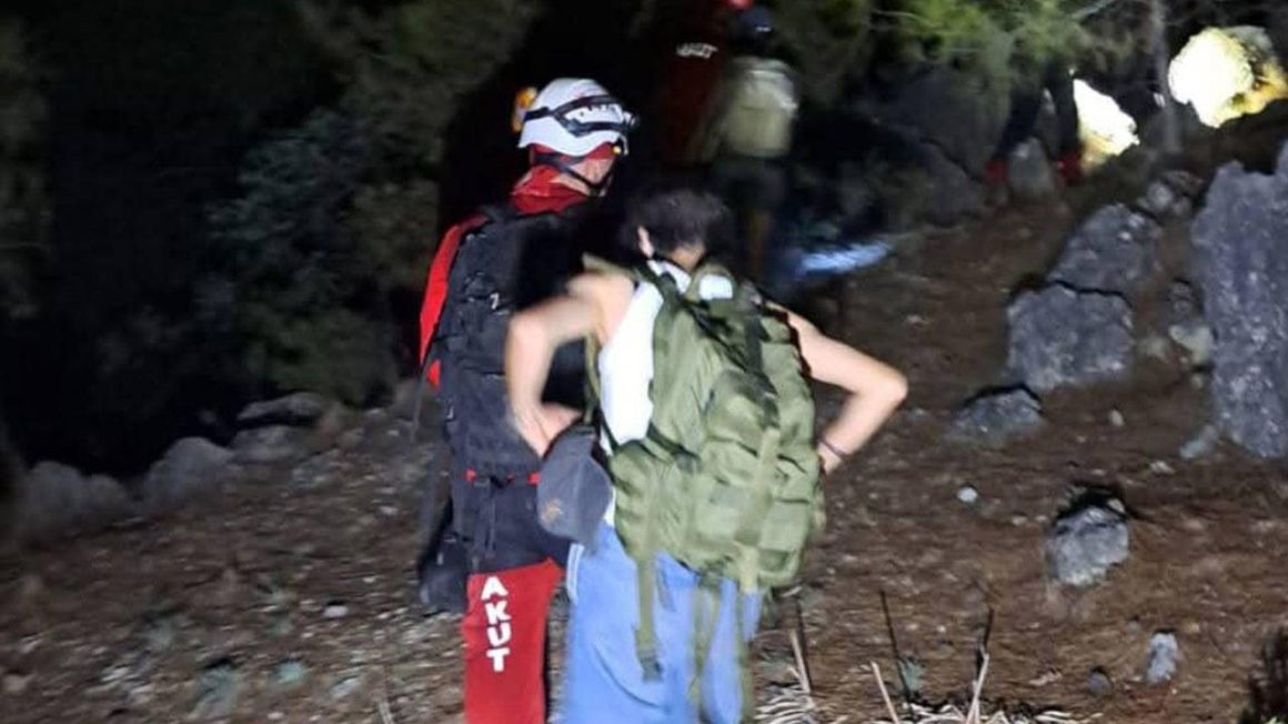alanya-kalesinde-kayalikta-mahsur-kalan-3-ogrenci-kurtarildi