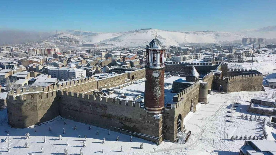 Die schneebedeckte Burg von Erzurum