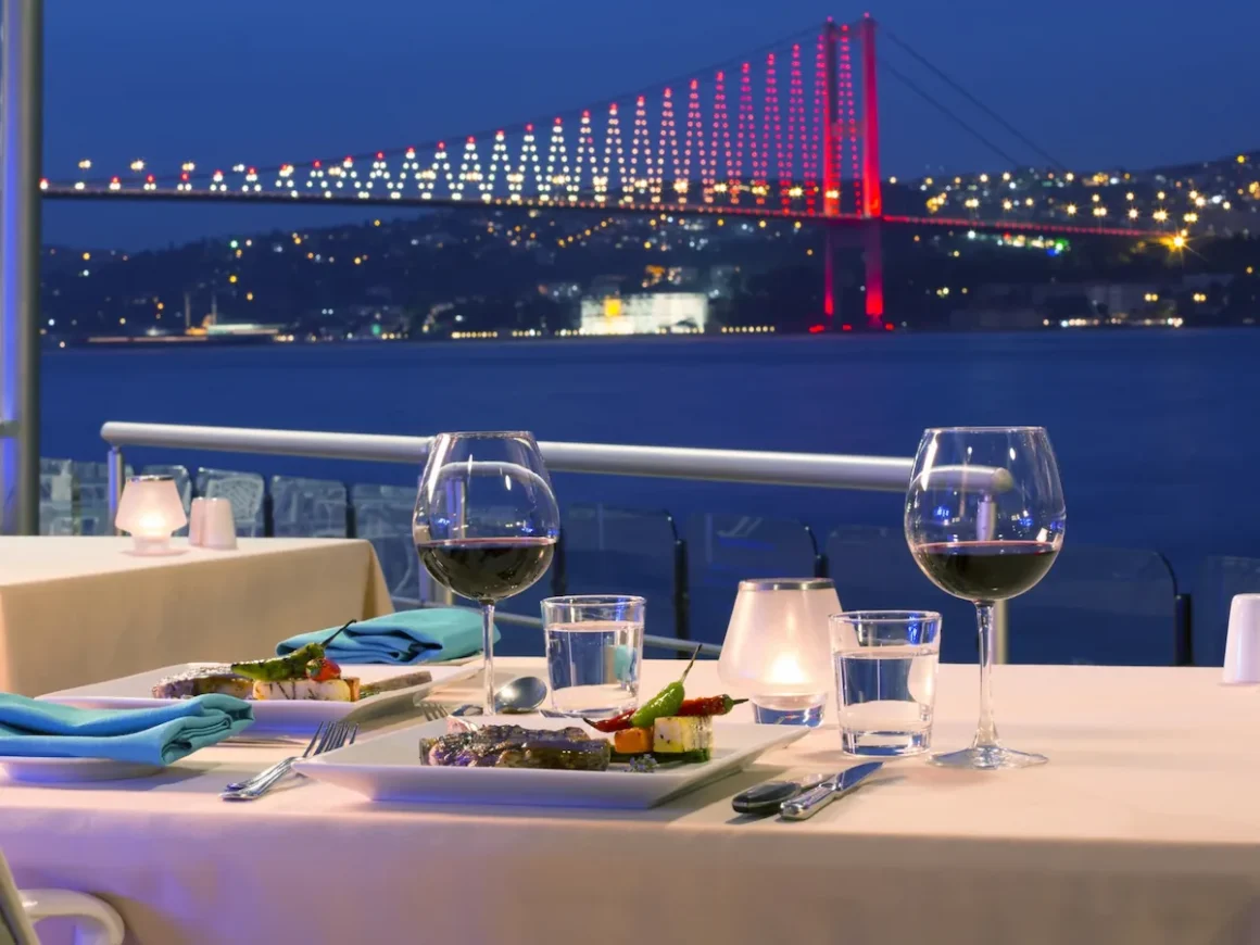 Symbolbild: Ein Restaurant am Bosporus in Istanbul