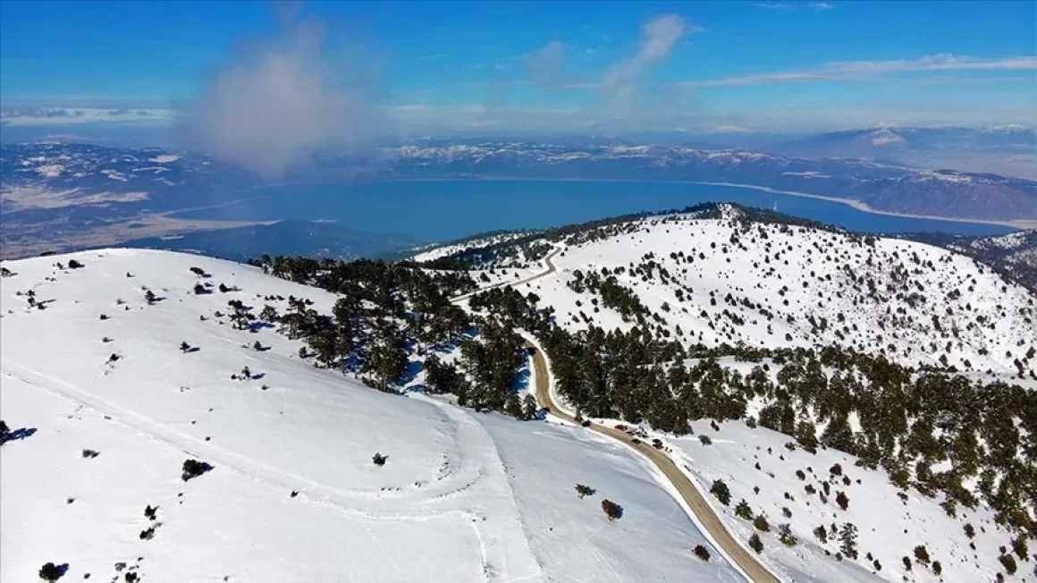 Ein Blick vom Skizentrum Salda in Burdur auf den Salda-See (Bilderquelle: ntv.com.tr)